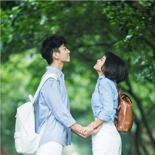 夏季的时尚女孩